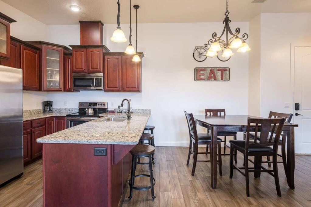Luxury Downtown Rental - La Dolce Vita Villa #4 Moab Luaran gambar